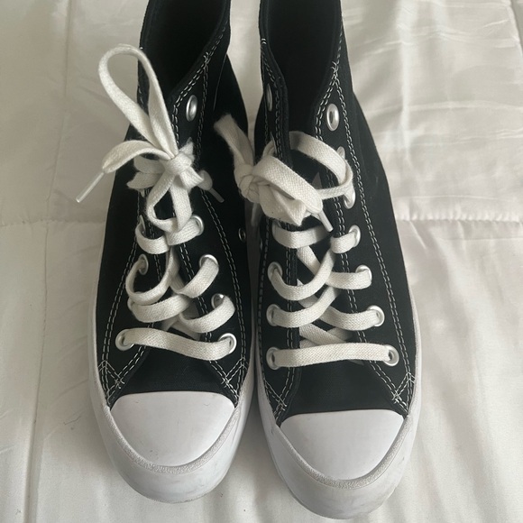 Chuck Taylor All Star Lugged Canvas Women’s Hightop - Picture 3 of 4